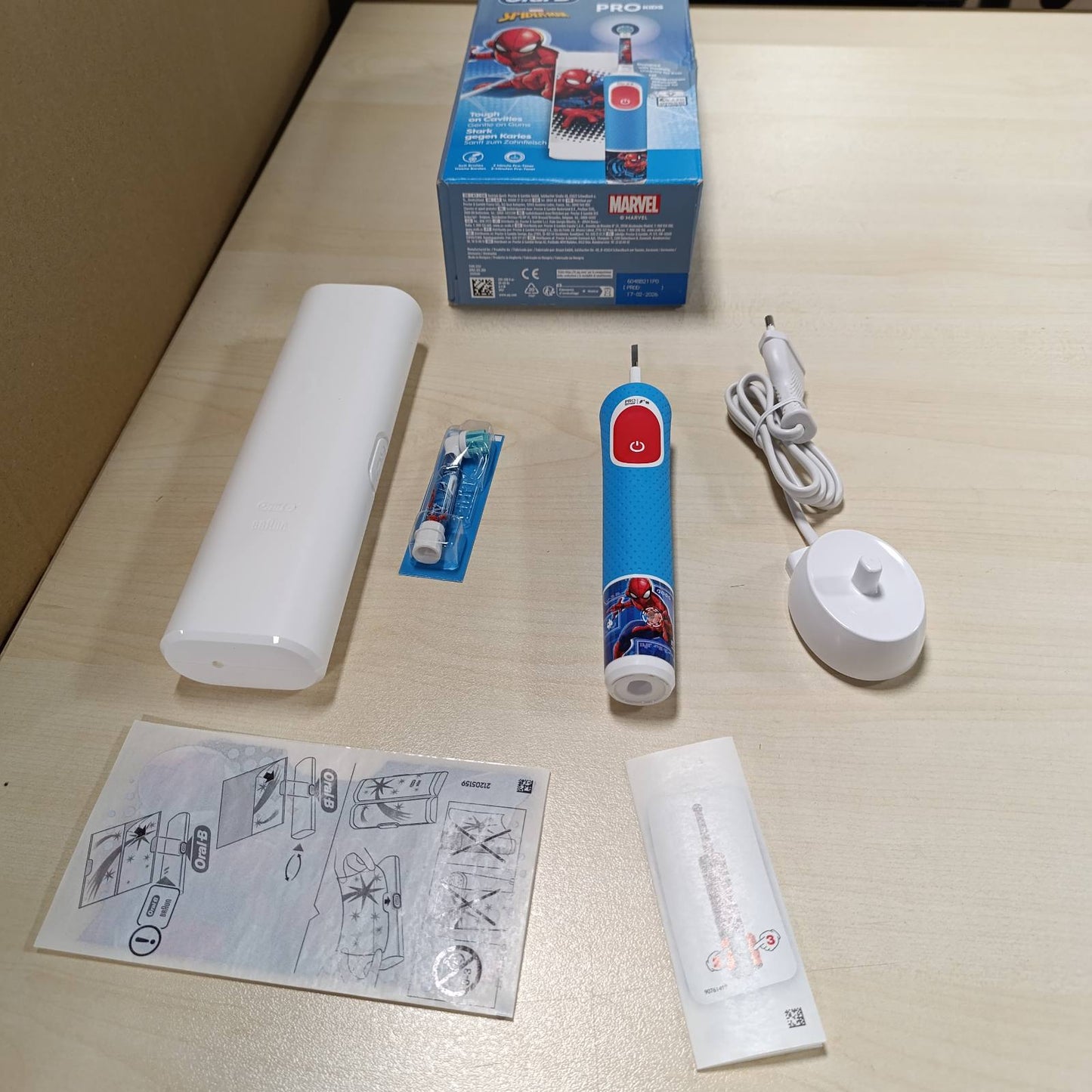 316317 - ORAL-B Furçë dhëmbësh elektrike Pro Kids Spiderman - Për fëmijë 3 vjeç e lart - Përfshin 1 kokë furçe dhe ngjitëse për furçë dhëmbësh, çantë udhëtimi - Blu/e kuqe