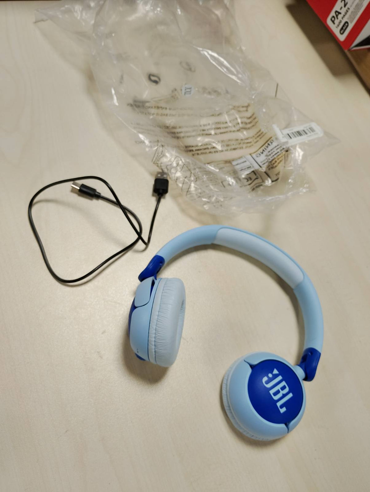 273259 - JBL Kufje Junior 320 BT, pa tel për fëmijë, me mikrofon të integruar, Bluetooth, tingull i sigurt, jastëkë të rehatshëm për veshët, set ngjitës, dizajn i palosshëm, blu