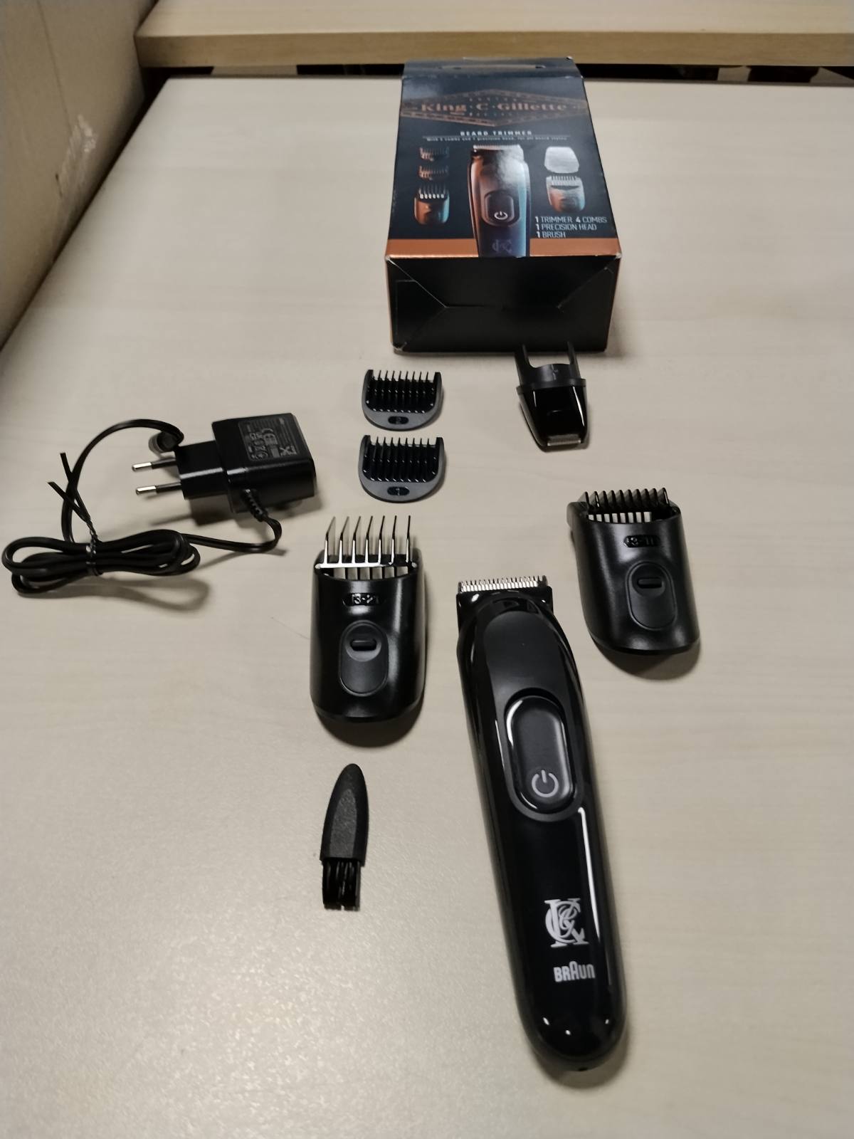 300591 - KING C. GILLETTE Makinë prerëse elektrike për mjekër, e zezë