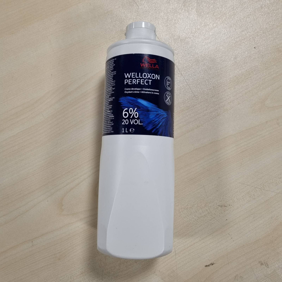 301038 - WELLA PROFESSIONALS – Welloxon Perfect Developer 6%, 1L, peroksid hidrogjeni për ngjyrosje dhe ngjyrosje flokësh.