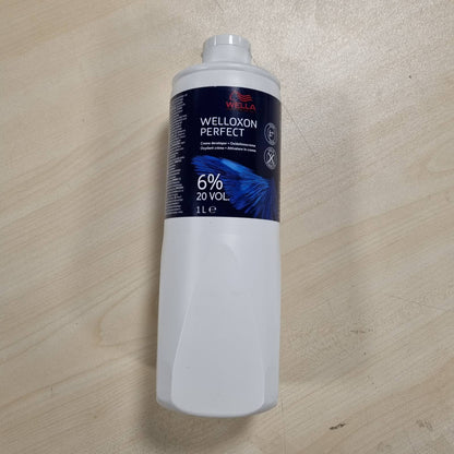 301038 - WELLA PROFESSIONALS – Welloxon Perfect Developer 6%, 1L, peroksid hidrogjeni për ngjyrosje dhe ngjyrosje flokësh.