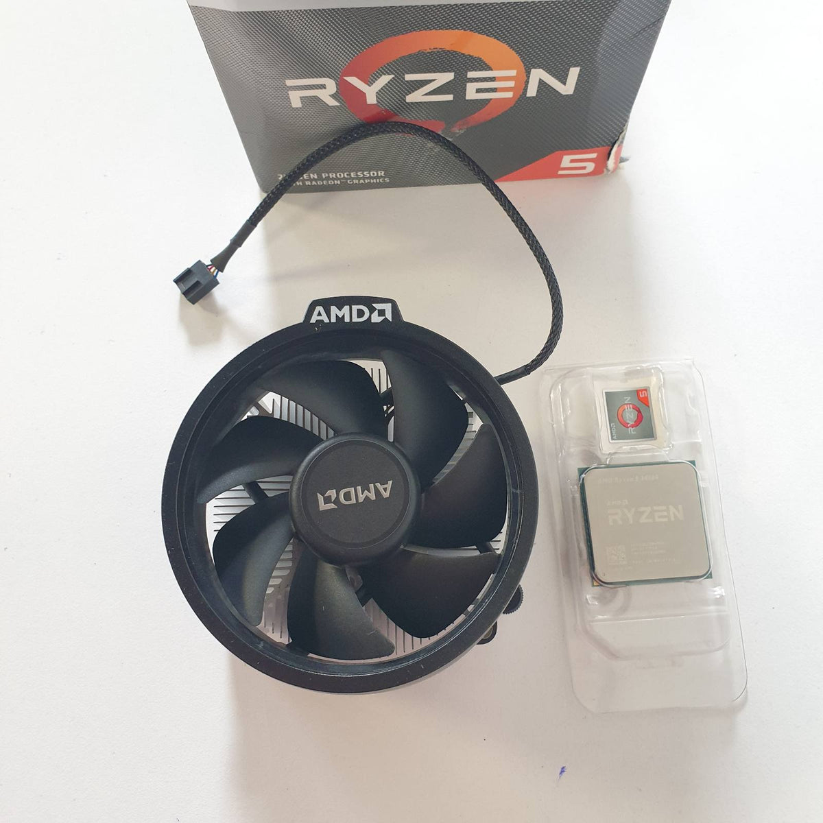 299179 - AMD PROCESORI RYZEN 5 3400G, Frekuenca 3.7GHz, Numri i bërthamave: 4, Numri i thjeshtësive: 8, Pesha: 150g