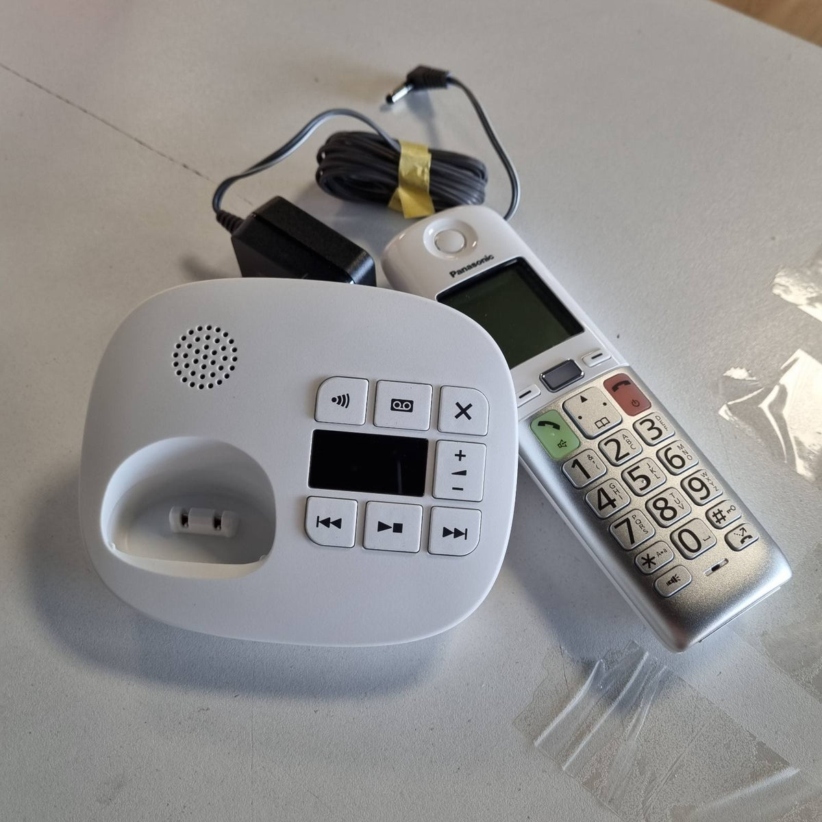 295654 - TELEFON DIXHITAL PA TEL PANASONIC KX-TGU430EXW ME SEKRETARI TELEFONIKE, STACION BAZE DHE 1 RECEPTOR, EKRAN LCD, BUTON TË PREFERUARAVE, ELEKTRIK DORE, I BARDHË DHE ARGJEND