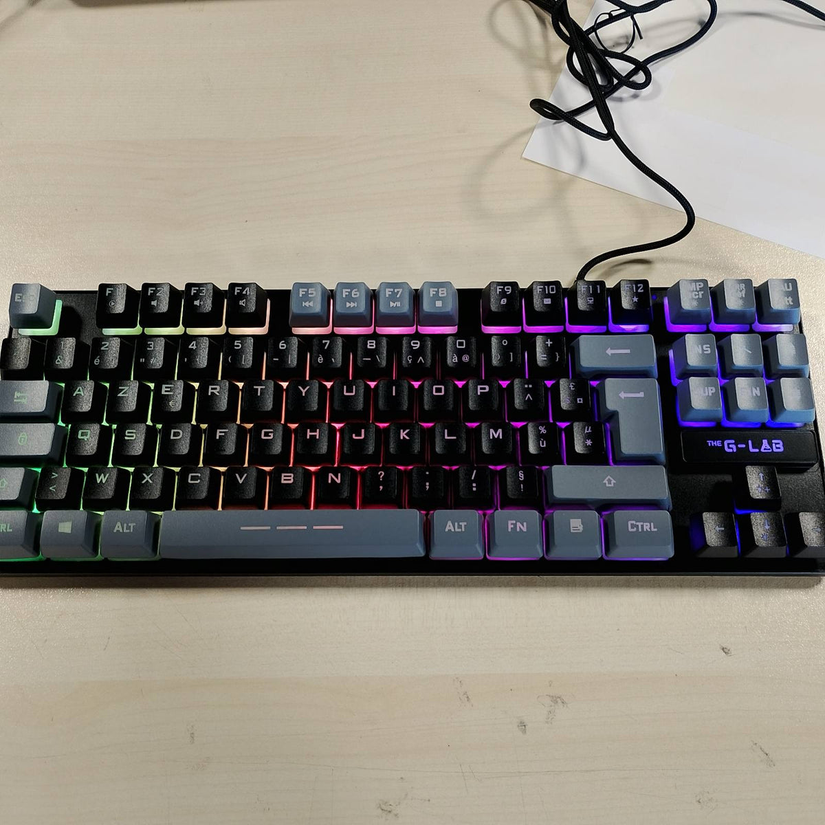 299632 - G-LAB Keyz Cesium TKL, Tastierë Lojërash USB me Tel, 87 Taste, AZERTY, RGB e Personalizueshme, Makro të Programueshme, për PC/PS4/PS5/XBOX, E Zezë-Gri