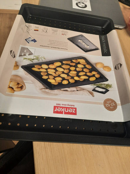 185169 - ZENKER 6539 Tepsi Pjekjeje Zgjatshme dhe Jo-Ngjitëse me Vrima, Veshje Tefloni, Çelik, e Zezë, Madhësi e Rregullueshme 37-52 cm