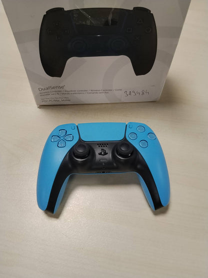 319484 - SONY Kontrollues Zyrtar Pa Tel për PlayStation 5 DualSense, Reagim Haptik, Shkelës Adaptues, Mikrofon i Integruar, Bateri e Rikarikueshme, I pajtueshëm me PS5/PC, Ngjyra: Blu me Yje