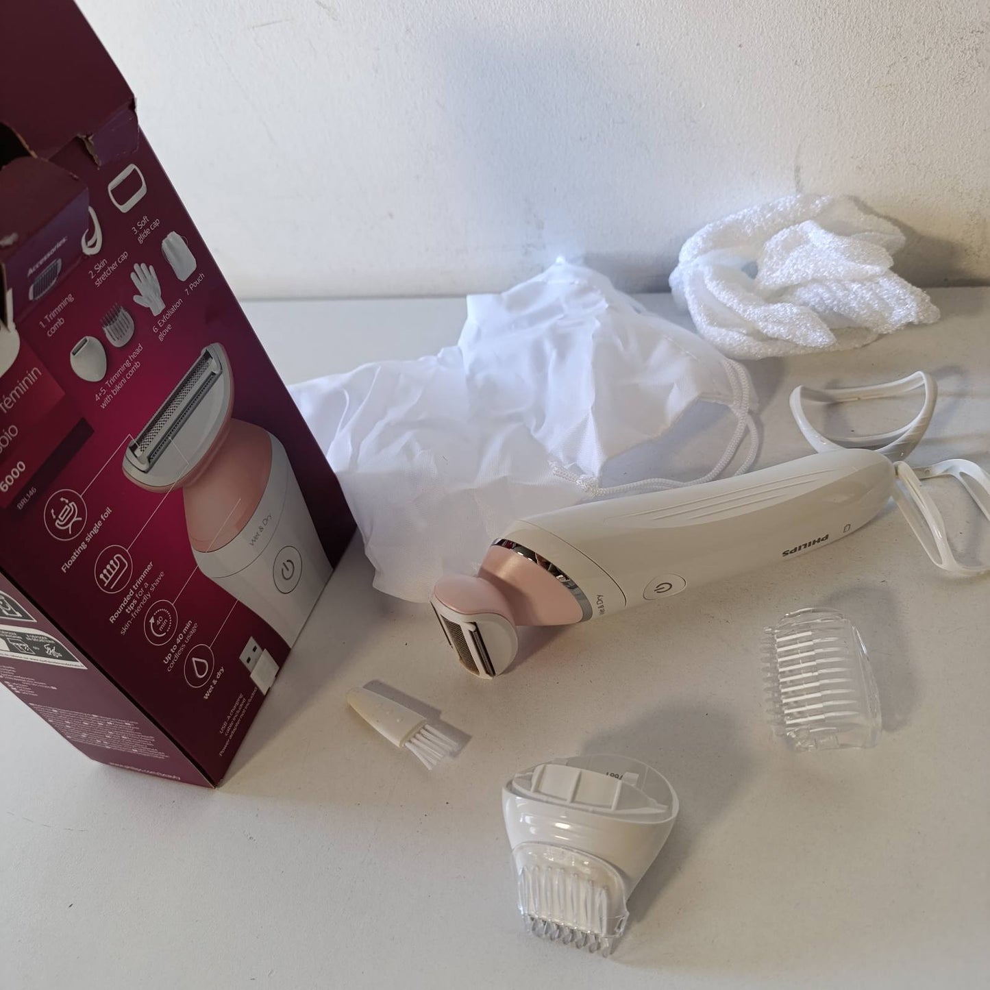 315873 - PHILIPS Makinë rroje Lady Shaver Series 6000, Makinë rroje pa tel me 6 aksesorë: dorezë për eksfolim trupi, makinë prerëse bikini (Modeli BRL146/00), e bardhë/rozë