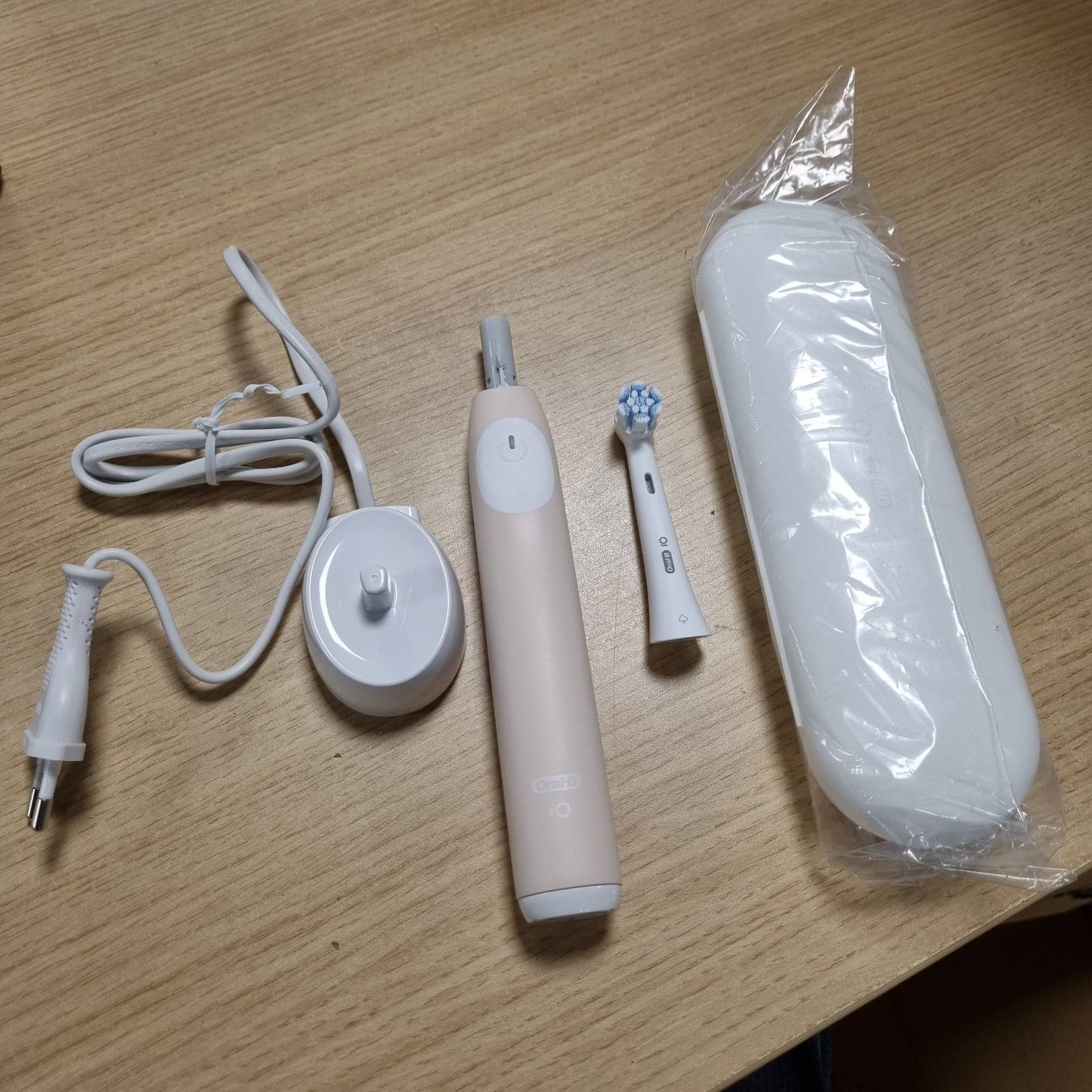 315572 - ORAL-B Furçë dhëmbësh elektrike iO Seria 2, përfshin 1 kokë furçe, çantë udhëtimi, 3 mënyra pastrimi, dizajnuar nga Braun, Rozë