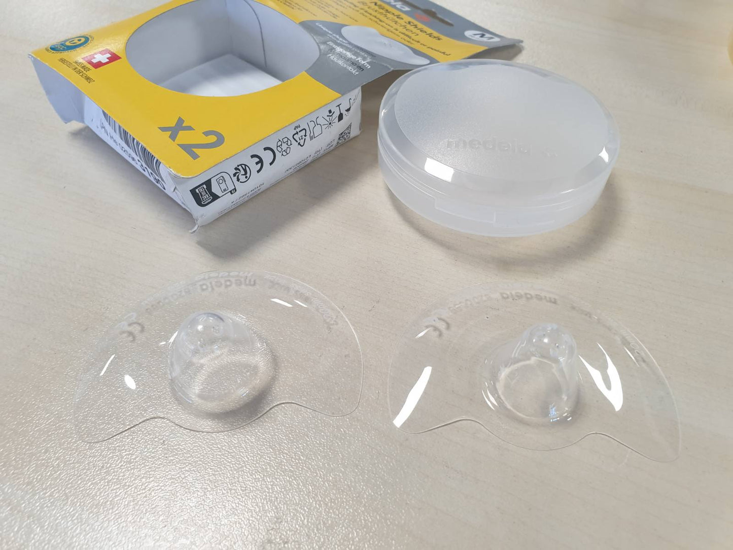 318600 - MEDELA Mbrojtëse për gjoksin Contact prej silikoni - 20 mm - 1 pako me 2 mburoja - Pa BPA - Kuti ruajtjeje