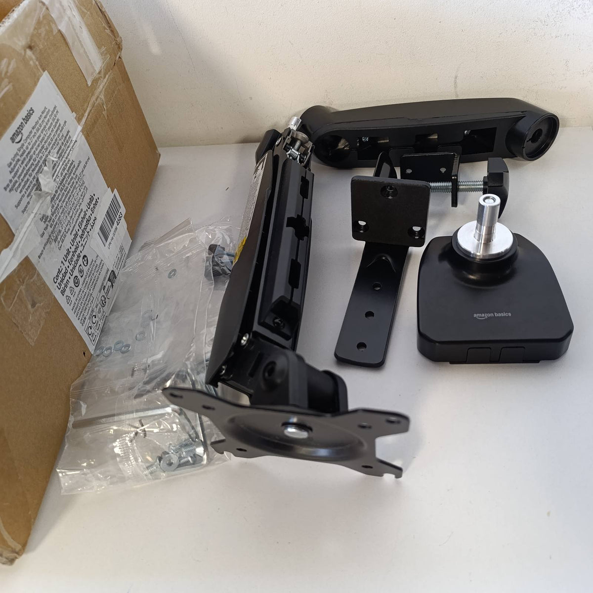 320038 - AMAZON BASICS Mbështetëse për tavolinë për monitor kompjuteri, krah monitori me sustë gazi, e rregullueshme, për monitorë deri në 27 inç (68.6 cm), e zezë