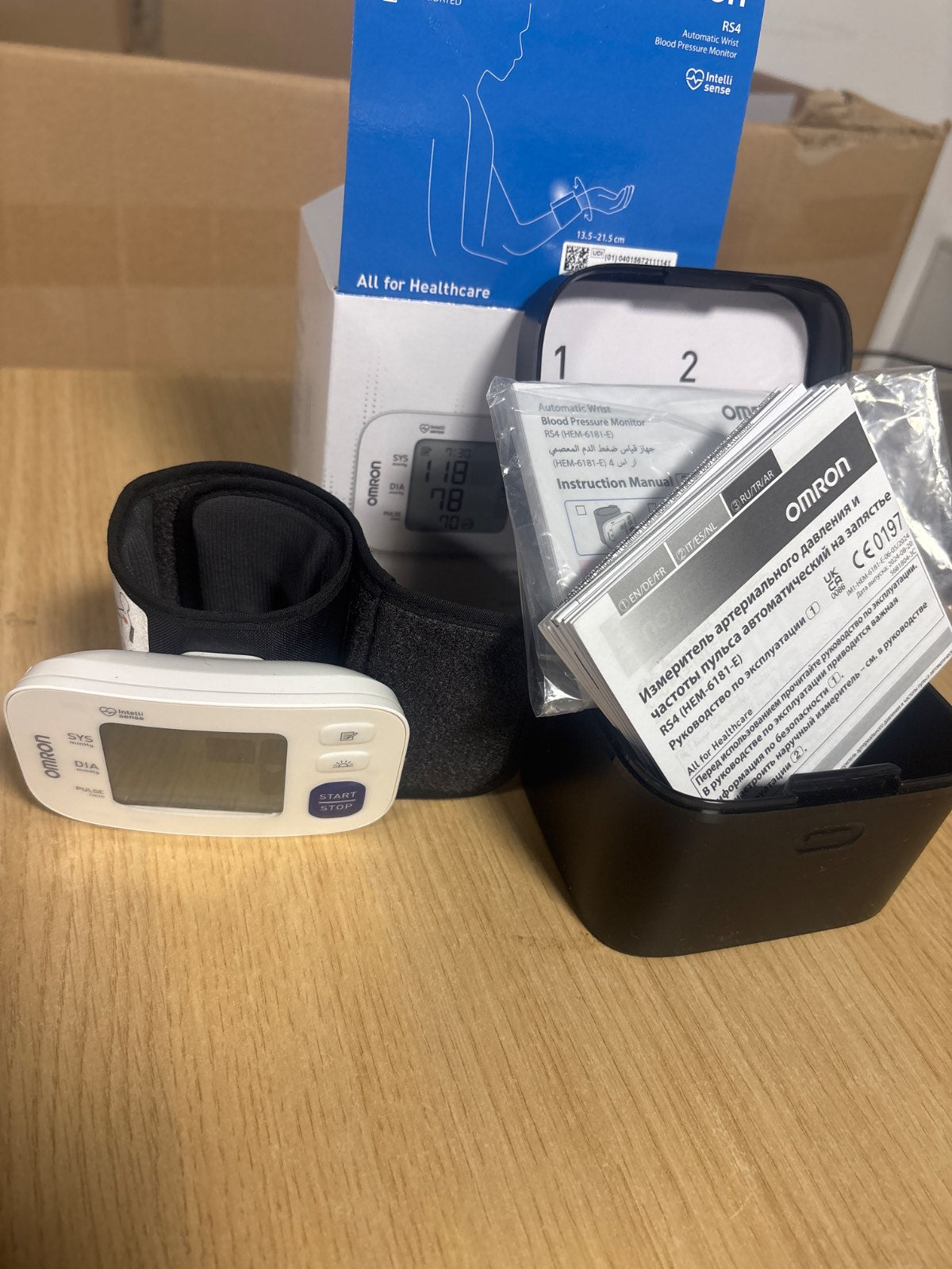 315895 - OMRON Monitor automatik i tensionit të gjakut për kyçin e dorës RS4, i validuar klinikisht, me memorie, sensor pozicionimi, kontroll i përshtatshmërisë së manshetës