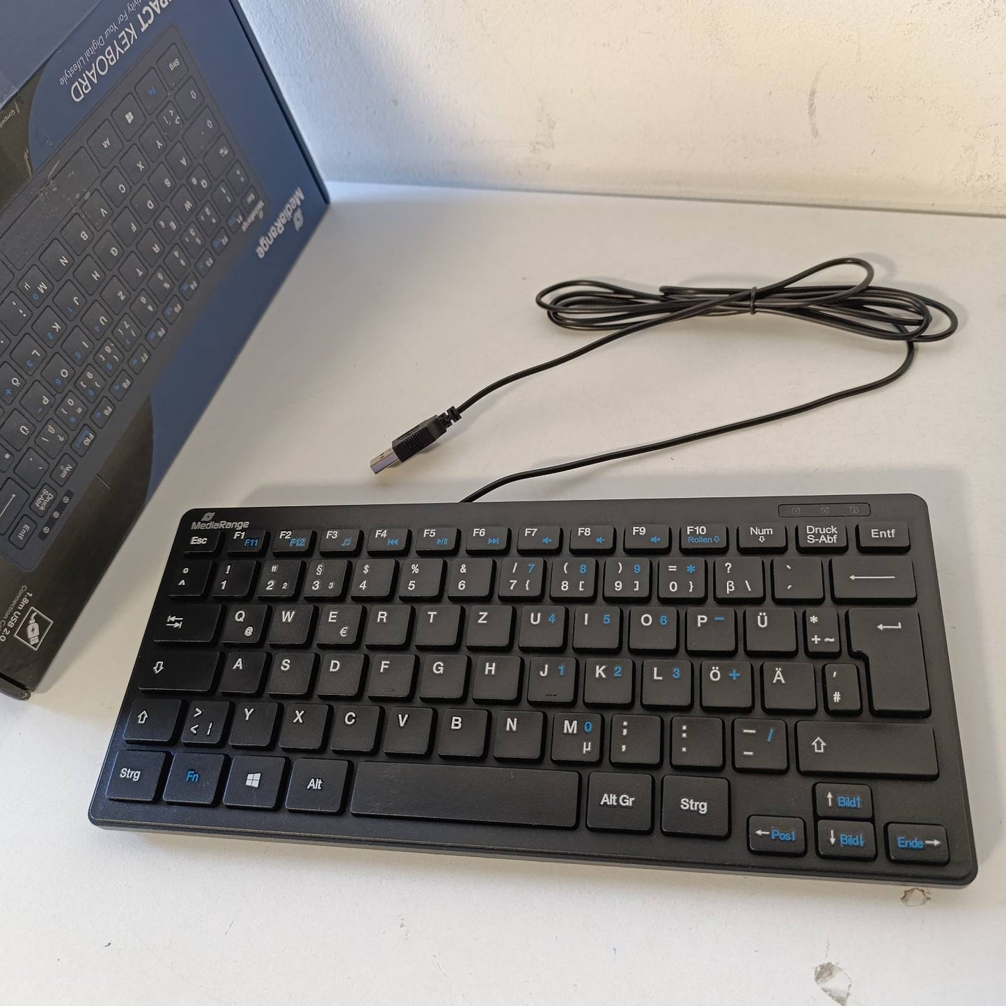 274369 - MEDIARANGE Tastierë kompakte me tela me 78 taste ultra të sheshta, paraqitje gjermane QWERTZ, tastierë PC me lidhje plug & play USB 2.0, rezistente ndaj spërkatjeve, e zezë