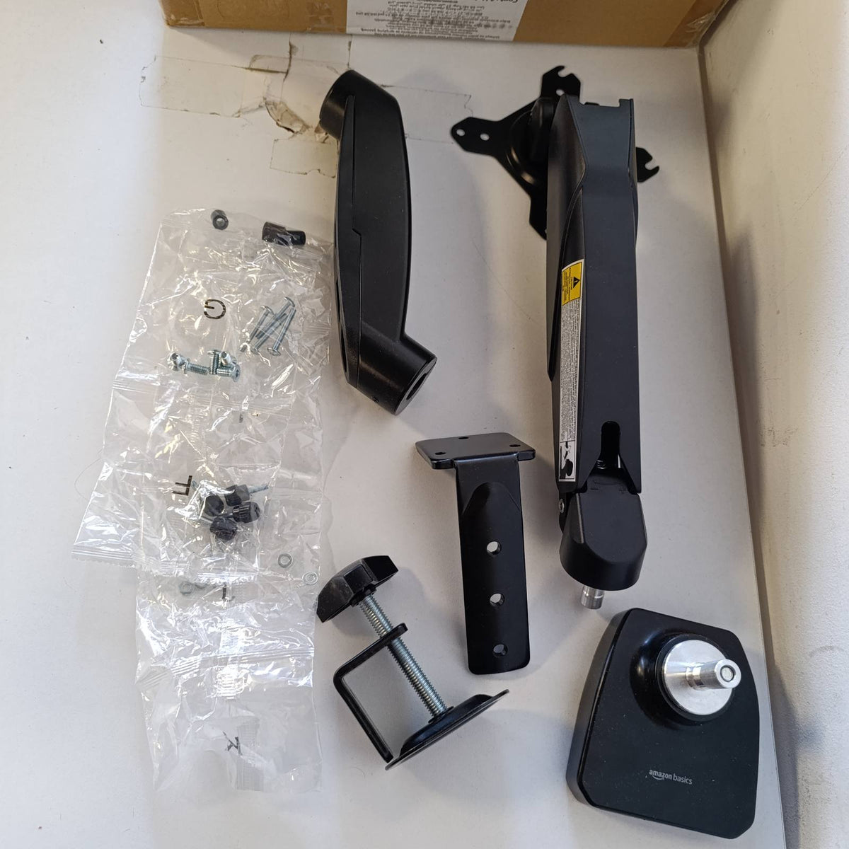 320039 - AMAZON BASICS Mbështetëse për tavolinë për monitor kompjuteri, krah monitori me sustë gazi, e rregullueshme, për monitorë deri në 27 inç (68.6 cm), e zezë