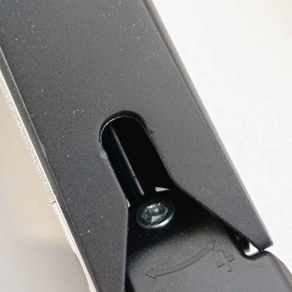 320039 - AMAZON BASICS Mbështetëse për tavolinë për monitor kompjuteri, krah monitori me sustë gazi, e rregullueshme, për monitorë deri në 27 inç (68.6 cm), e zezë