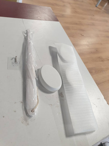 275792 - Aplikues locioni për shpinë, këmbë dhe këmbë, dorezë e gjatë plastike, aplikues hidratues, krem kundër diellit dhe pomadë për burra dhe gra të moshuar me 3 jastëkë të larëshëm (të bardhë)