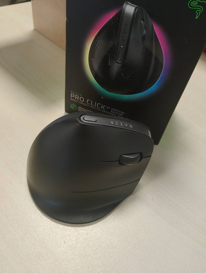 276088 - RAZER Pro Click V2 Vertical - Maus vertikal pa tel ergonomik për përdoruesit me dorën e djathtë - Sensor optik 30K - Jetëgjatësi baterie deri në 6 muaj, Chroma RGB, 9 butona - E zezë