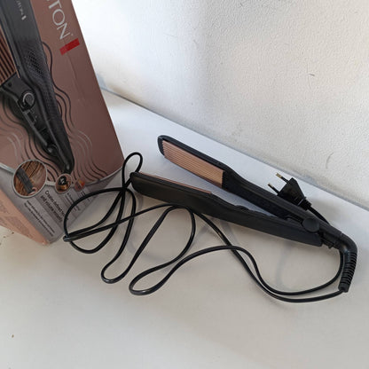 316108 - REMINGTON Hekur për prerje flokësh S3580, pllaka qeramike turmaline, temperaturë e rregullueshme 150-220°C, dizajn zigzag