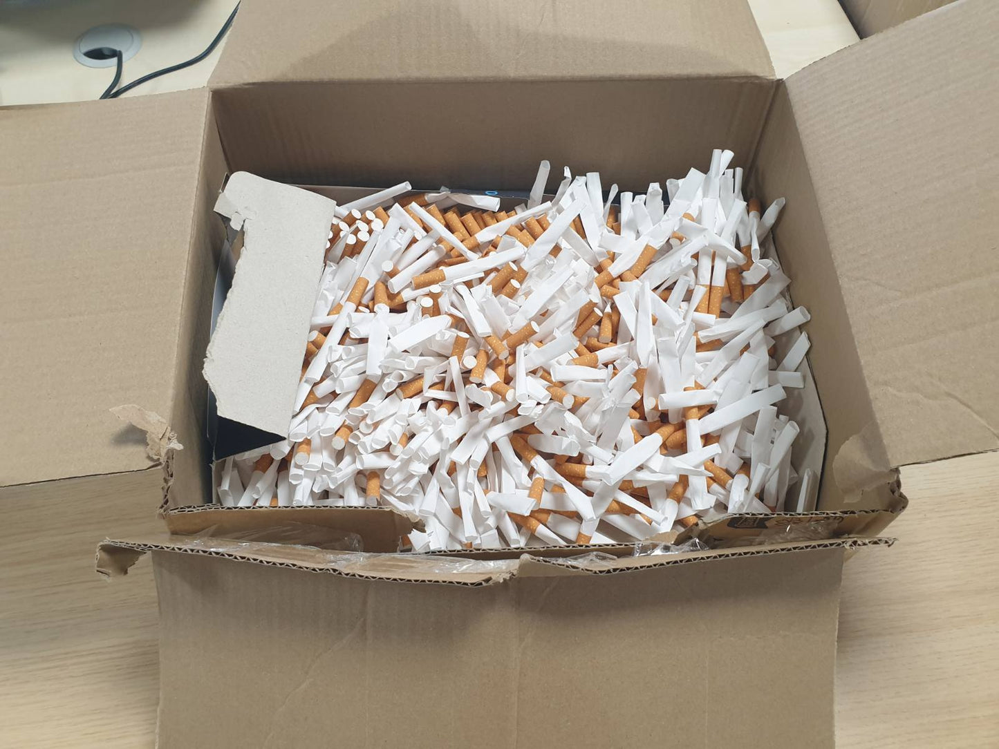 317951 - SLOOW Kuti me 1000 tuba cigaresh, Ruajtje shijeje, Filtrim optimal, Prodhuar në Evropë, Cilësi Premium, E përputhshme me makinat rrotulluese, 41682017
