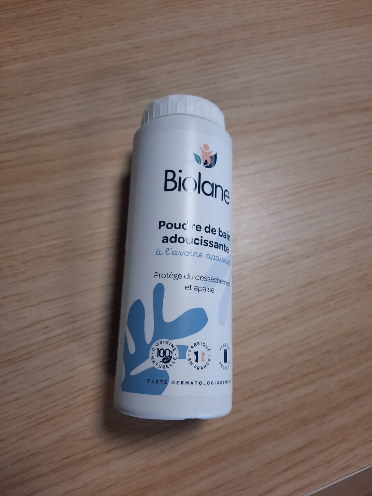 318689 - BIOLANE - Pudër Banje Qetësuese - Banje për Foshnje - Mbron dhe Qetëson - 100% Origjina Natyrale - 75g - Që nga Lindja - Prodhuar në Francë