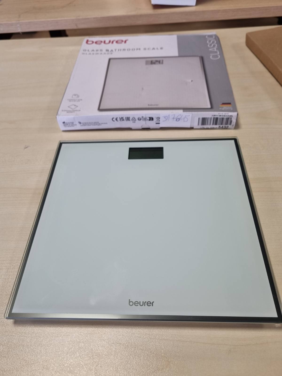 317645 - BEURER GS 120 Peshore kompakte qelqi me efekt pasqyre elegante, 27 x 26 cm, ekran LCD i lehtë për t’u lexuar, lartësi shifrash 22 mm, kapacitet ngarkese deri në 150 kg