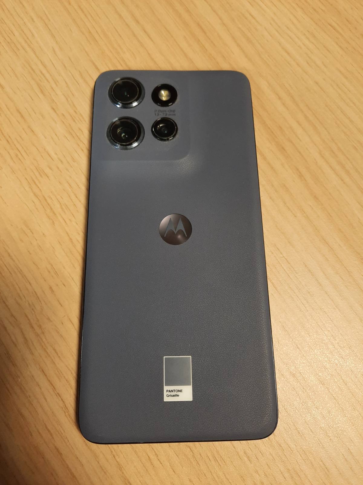 319276 - MOTOROLA Telefon edge50 neo (ekran 6.36" Super HD, kamerë 50 MP me Moto AI, 8/256 GB, 4310 mAh, Android 14) Pantone Grisaille, përfshirë mbulesë mbrojtëse
