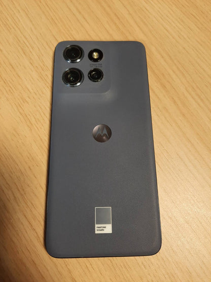 319276 - MOTOROLA Telefon edge50 neo (ekran 6.36" Super HD, kamerë 50 MP me Moto AI, 8/256 GB, 4310 mAh, Android 14) Pantone Grisaille, përfshirë mbulesë mbrojtëse