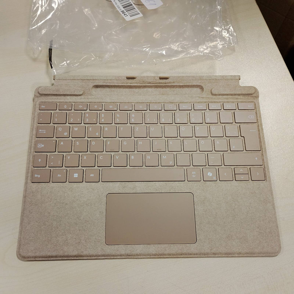 305061 - MICROSOFT Tastiera Surface Pro me Hapësirë Ruajtjeje për Stilolaps, Sand, QWERTZ, E pajtueshme me Surface Pro Copilot+ PC (Edicioni i 11-të), Surface Pro 9 dhe Surface Pro 8
