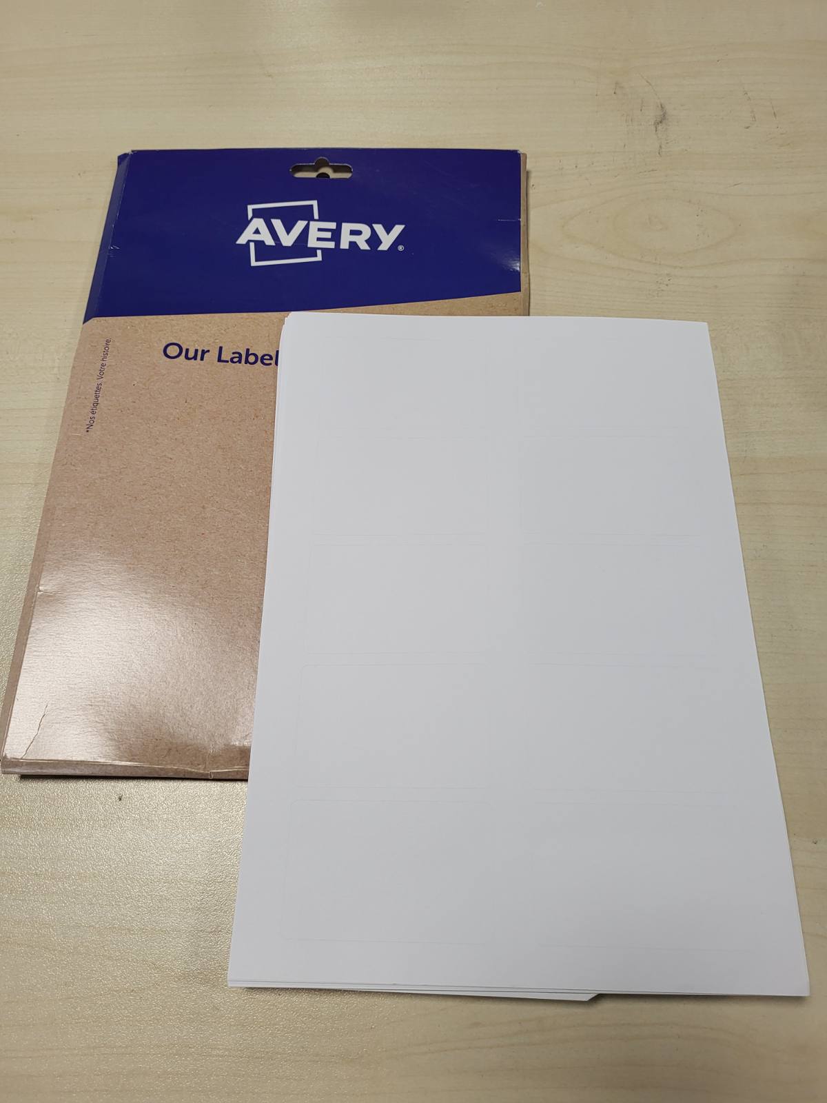 274361 - AVERY Pako me 100 Etiketa Drejtkëndëshe Vetëngjitëse, Letër e Bardhë, Format 80x50 mm, të Personalizueshme dhe të Printueshme me Laser, Inkjet dhe Fotokopjues (PPW-80X50.Fr)