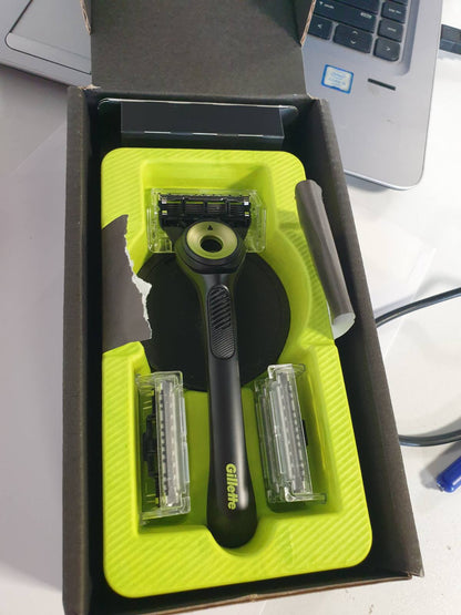 315781 - GILLETTE Brisk Gillette Labs për Burra, Brisk i Lagësht, Metalik, i Zi - përfshin 1 dorezë, 8 tehe brisku dhe një bazë magnetike