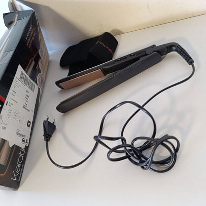 316784 - REMINGTON Pjastër flokësh S8540, e zezë, 110 mm, Veshje qeramike e pasuruar me keratinë dhe vaj bajamesh, ekran LCD, 10 cilësime temperature 150-230°C