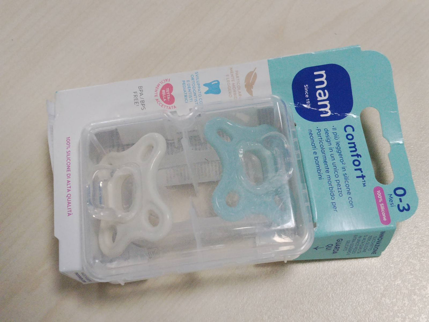 317661 - MAM Biberon Comfort 0-3 muajsh, Set prej 2 copësh, 100% silikoni, dizajn unik, me mbajtëse biberoni sterilizuese, Neutral