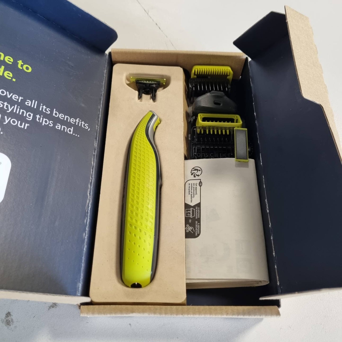 315997 - PHILIPS Makinë prerëse elektrike OneBlade, 3 tehe 360, 4 krehër (1, 2, 3, 5 mm), QP2834/31