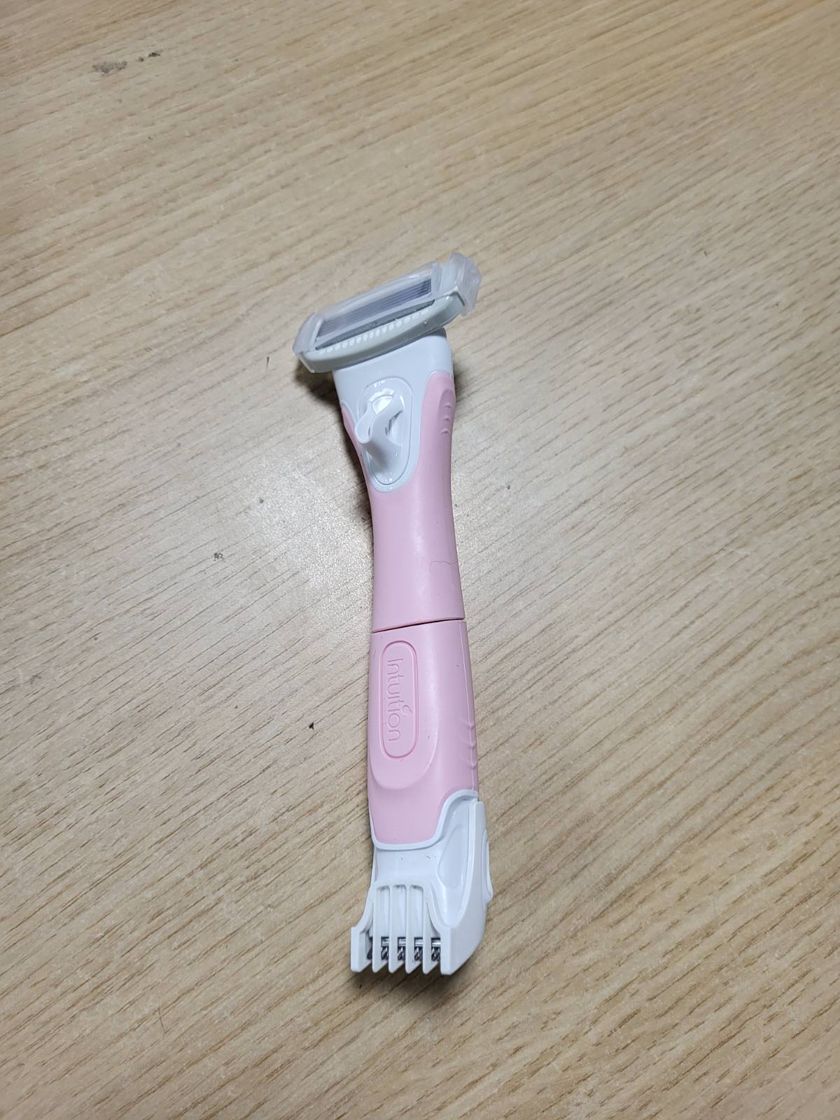 317723 - WILKINSON SWORD - Intuition Complete Bikini - Brisk dhe prerës gjithçka-në-një me një kokë rroje të veshur me xhel me 5 tehe - i përshtatshëm për rroje në vijën e bikinit