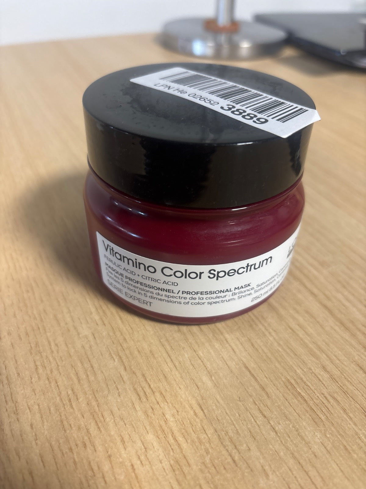317199 - L'ORÉAL PROFESSIONNEL - Maskë Profesionale Hidratuese, për flokë të ngjyrosur, 250ml, bllokon ngjyrën deri në 100 ditë, ideale për flokë të mesëm ose të trashë