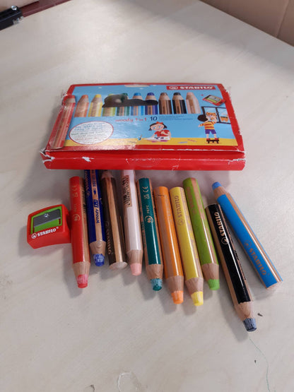 273733 - STABILO Laps me ngjyra, bojëra uji dhe laps dylli - druri 3 në 1 - pako me 10 copë me mprehëse