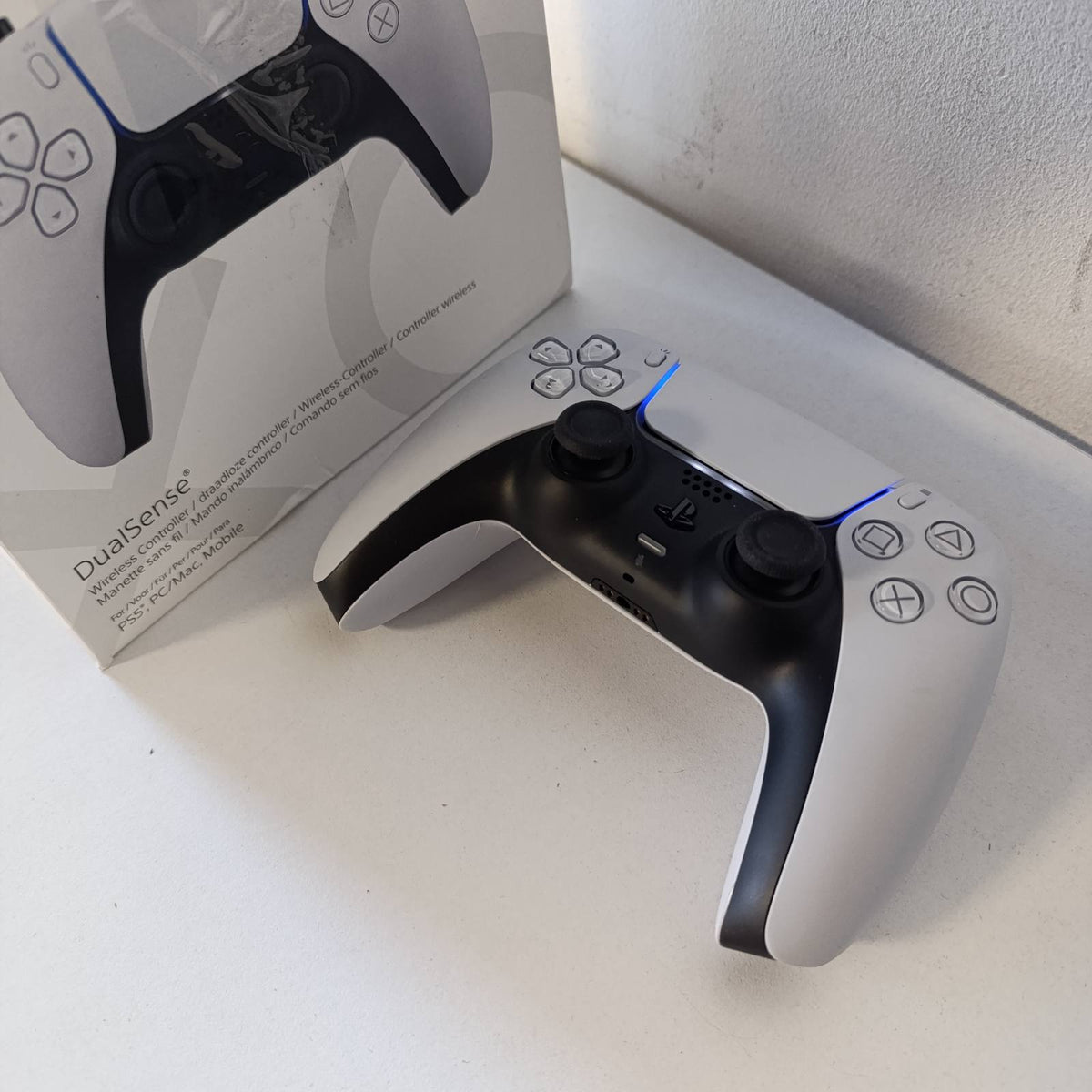 319483 - SONY Kontrollues Zyrtar DualSense 5, Pa Tel, Reagim Haptik, Shkelës Adaptues, Mikrofon i Integruar, Bateri e Rikarikueshme, I Përputhshëm me PS5/PC, Ngjyra Dy Ngjyrash