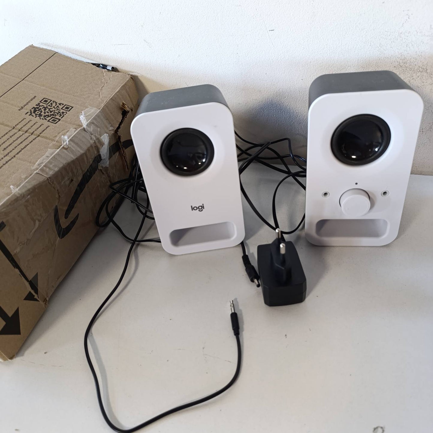 276751 - Logitech Altoparlant për PC Z150, Zë Stereo, 2 Altoparlantë, Fuqi Maksimale 6 Vat, Hyrje 3.5 mm, Kontrollues Altoparlanti i Djathtë, Prizë Kufjesh, Prizë për Mbretërinë e Bashkuar, PC/TV/Telefon Celular, E Bardhë