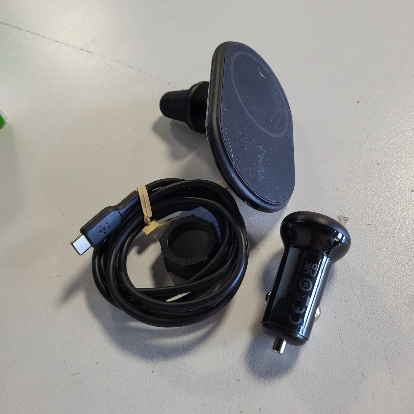 319754 - BELKIN Mbajtëse magnetike për makinë BoostCharge pa tel, për telefonin e makinës, e pajtueshme me MagSafe, për iPhone 17, 16, 15, 14, 13 Pro, Max, Plus, mini (kabllo dhe karikues të përfshirë)