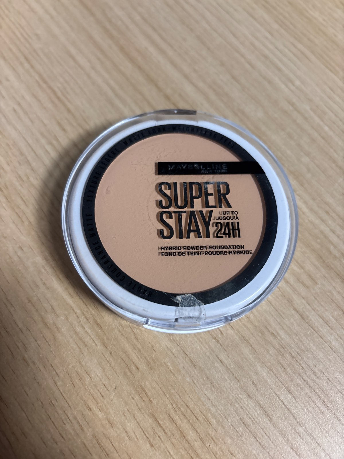 317727 - MAYBELLINE NEW YORK - Fondatinë me Pudër Hybrid - Qëndrueshmëri e gjatë - Mbulim mat me shkëlqim - Superstay 24H - Ngjyra: 30 - 53g