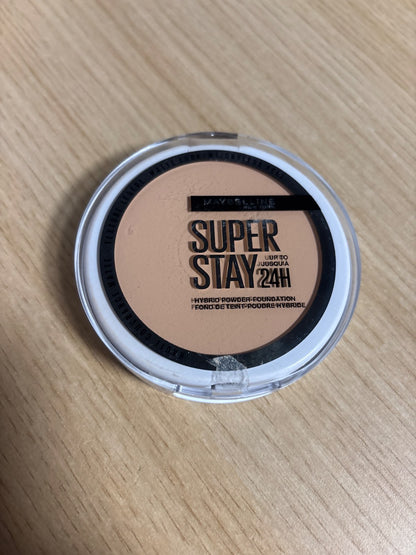 317727 - MAYBELLINE NEW YORK - Fondatinë me Pudër Hybrid - Qëndrueshmëri e gjatë - Mbulim mat me shkëlqim - Superstay 24H - Ngjyra: 30 - 53g