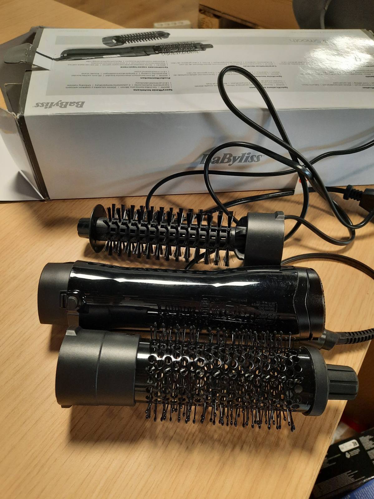 316655 - BABYLISS Furçë me ajër të nxehtë Shape & Smooth, 800 W, aksesorë 30 mm dhe 20 mm, funksion goditjeje me ujë të ftohtë, e zezë, ideale për flokë të shkurtër