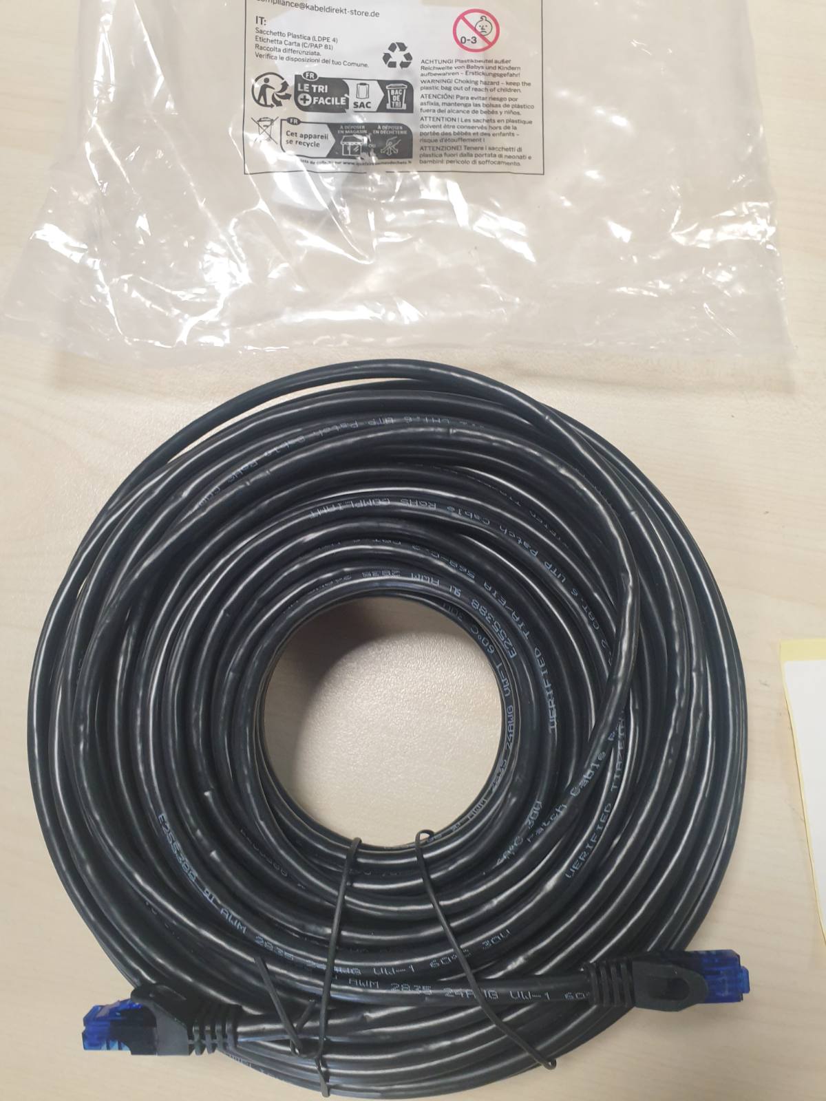 268824 - KabelDirekt 30m Kabllo Ethernet, RJ45/LAN, 5Gbps, Shpejtësi Fibre Optike për Rrjete Gigabit, e zezë/blu