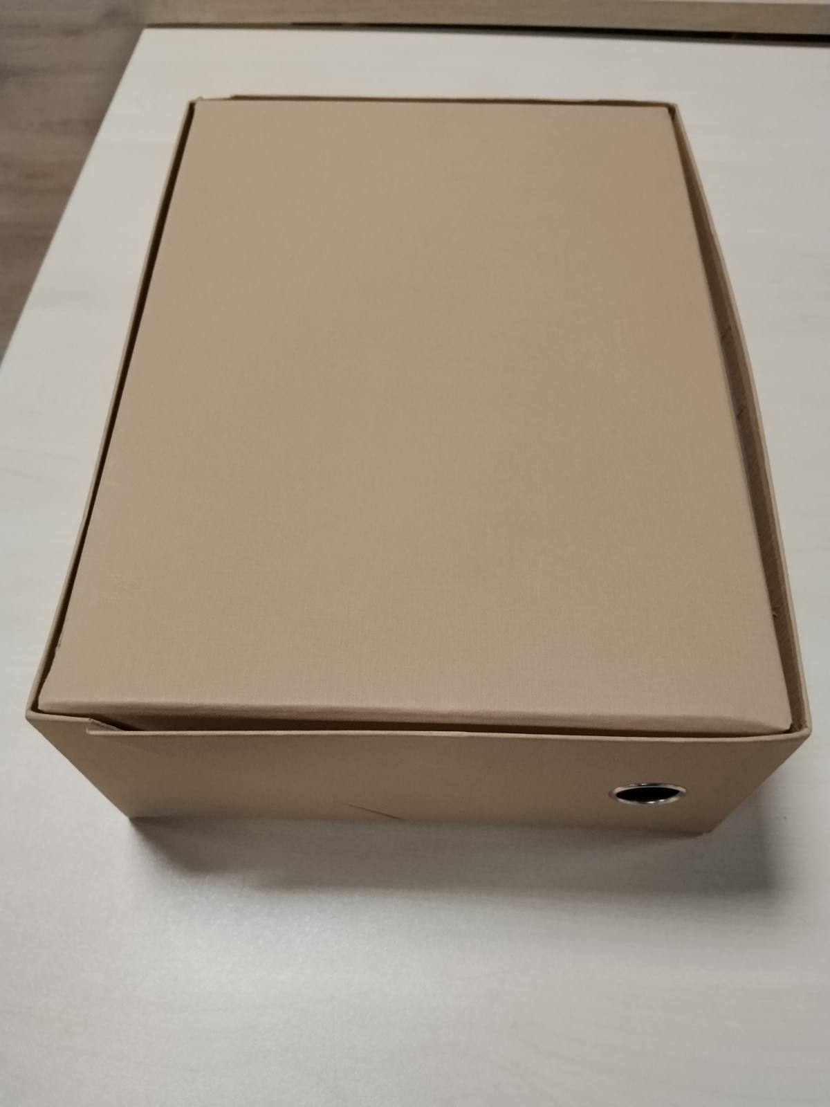 320513 - EXACOMPTA - Ref. 89428E - Kuti transferimi letre me mbështetëse liri - Kurriz 120 mm - Me një vrimë metalike - Format A4 - Përmasat 25.5 x 34 x 12 cm - Ngjyrë Havana - Dorëzohet e montuar
