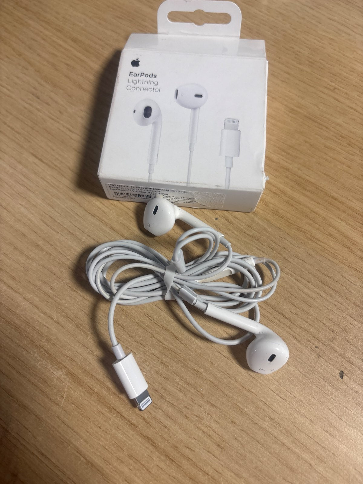158611 - Kufje Apple EarPods me lidhës Lightning për iPhone, me kabllo, mikrofon dhe kontroll të integruar për muzikë, video, thirrje telefonike dhe rregullim të volumit.