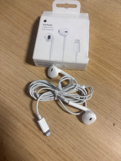 158611 - Kufje Apple EarPods me lidhës Lightning për iPhone, me kabllo, mikrofon dhe kontroll të integruar për muzikë, video, thirrje telefonike dhe rregullim të volumit.