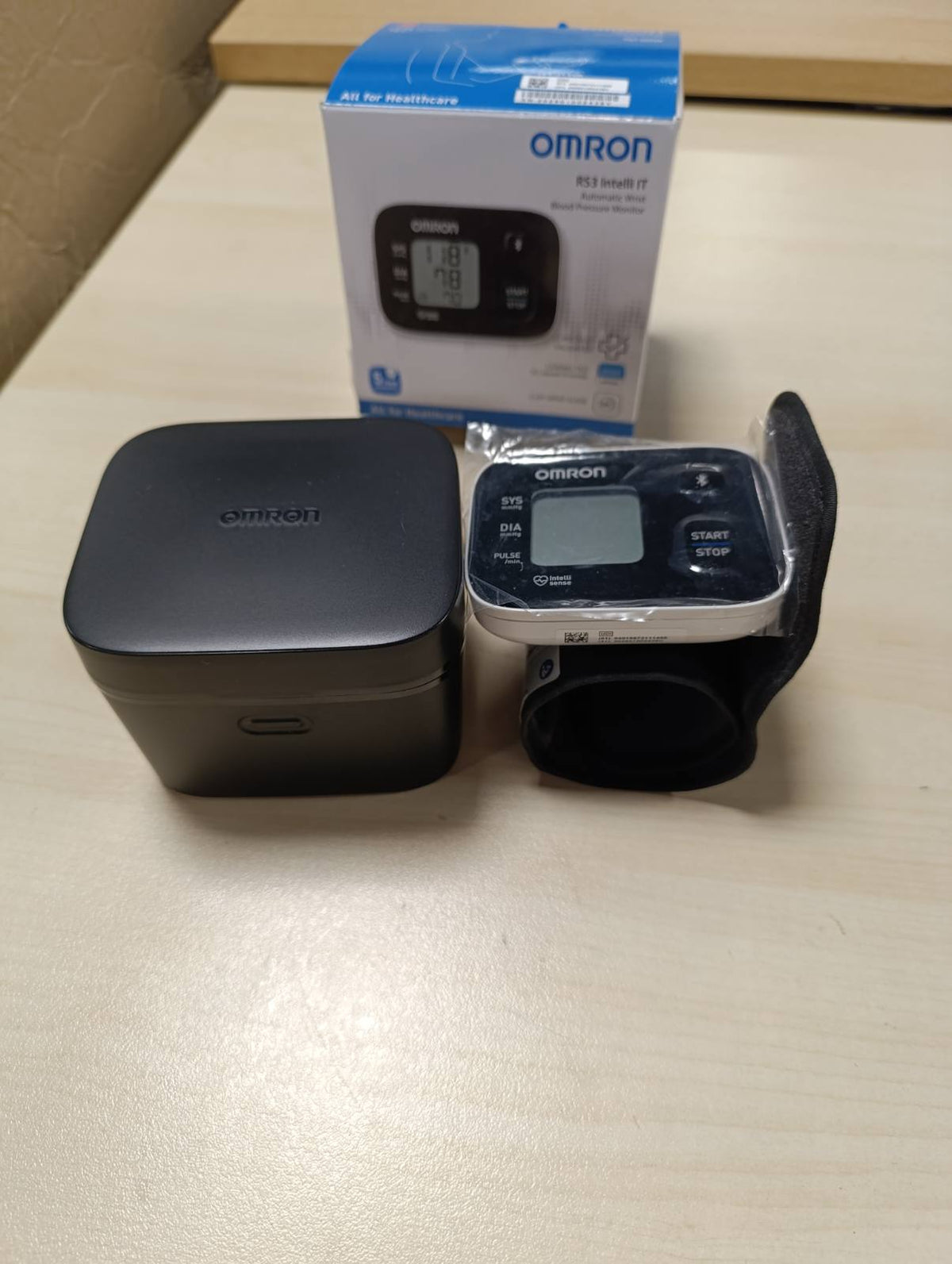 315677 - OMRON Monitor tensioni i gjakut RS3 Intelli IT, i validuar klinikisht, aplikacion falas për iOS/Android, manshetë 13.5 – 21.5 cm, 30 vendndodhje memorieje