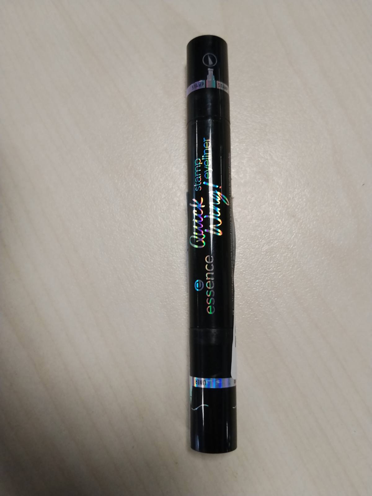 322145 - ESSENCE Laps sysh Quick Wing! stamp, Nr. 01, i zi, 3.5ml, vegan, pa grimca mikroplastike, pa aromë, pa vaj