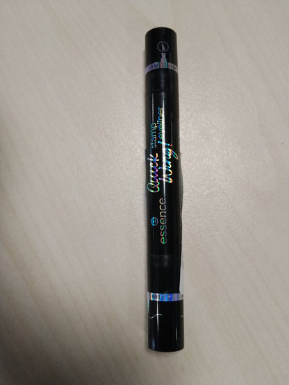 322145 - ESSENCE Laps sysh Quick Wing! stamp, Nr. 01, i zi, 3.5ml, vegan, pa grimca mikroplastike, pa aromë, pa vaj
