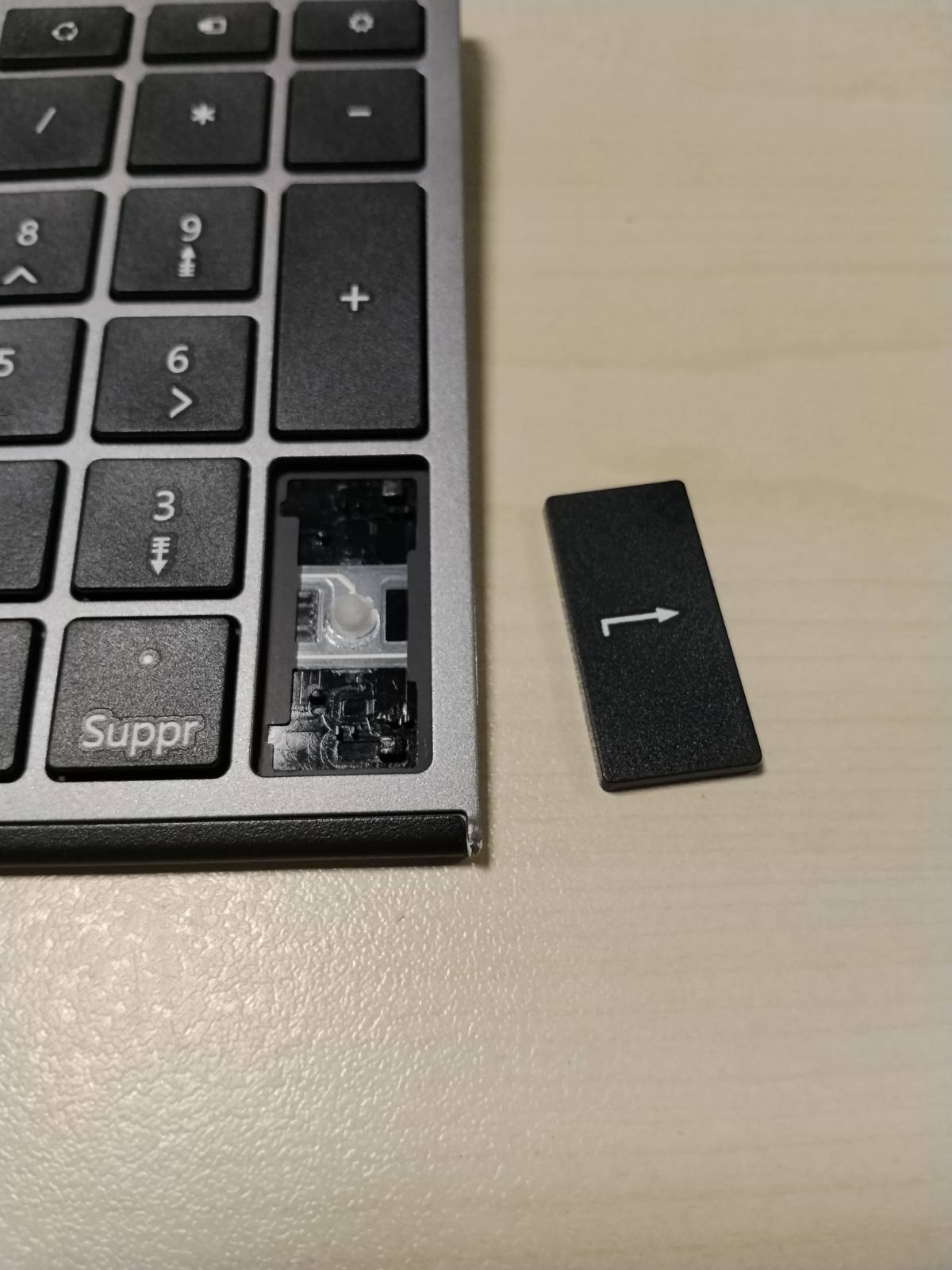 319804 - BLUEELEMENT Pako Tastiere dhe Mausi Pa Tel Grapheme - Pa Tel me Smart Dongle - Klikime të Heshtura - Dizajn Ultra i Hollë - Ergonomik - I Rikarikueshëm - AZERTY FR (E Zezë)