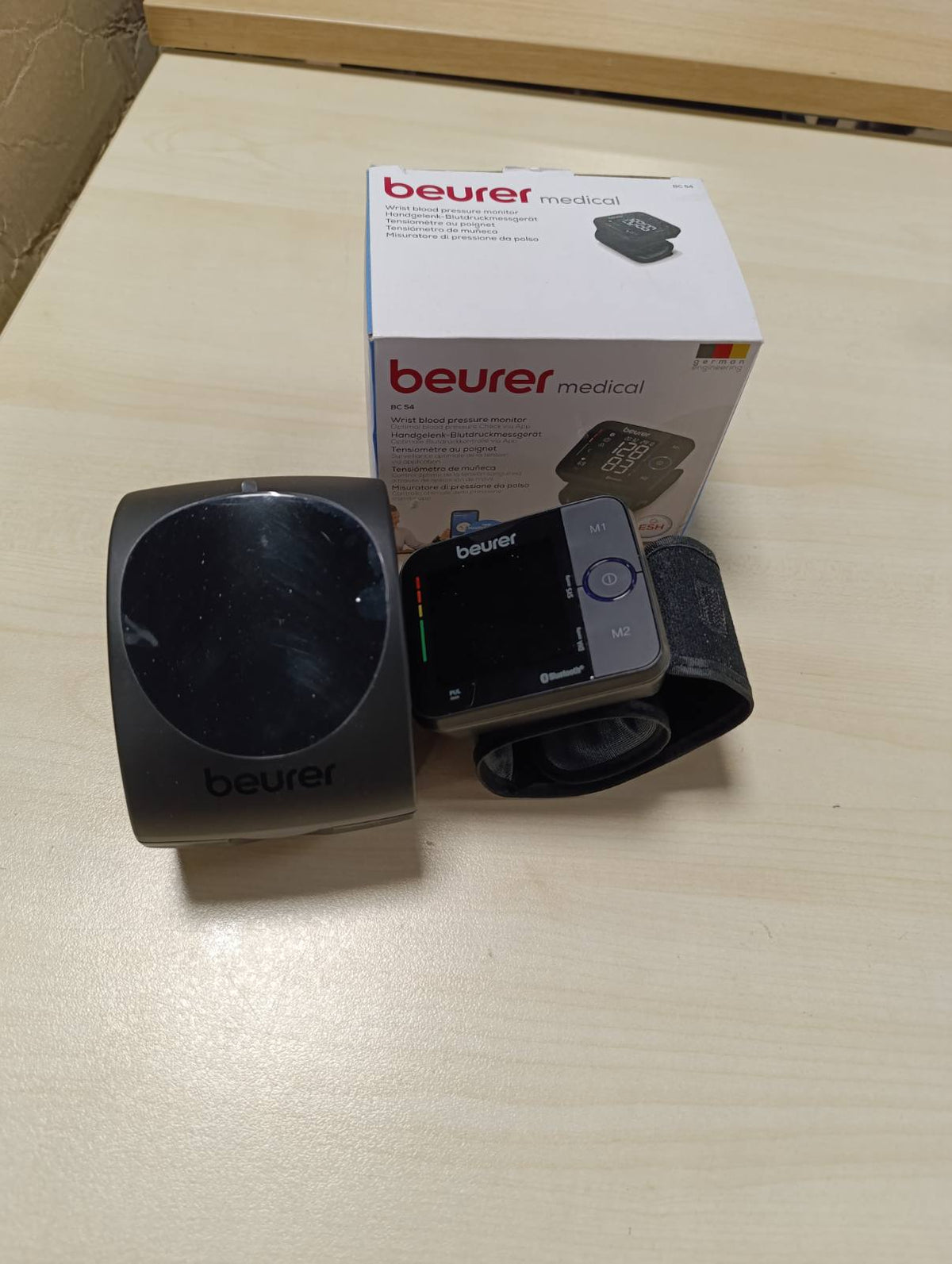 315870 - Beurer Monitor tensioni i gjakut BC 54 për kyçin e dorës me teknologji fryrjeje, tregues rreziku me ngjyra, zbulim të aritmisë, perimetër kyçi 13.5-21.5 cm, me aplikacion, transferim të dhënash në Apple Health dhe aplikacione të ngjashme.